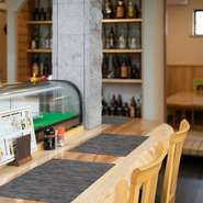 杉の一枚板でできたカウンターが存在感を放つ、落ち着いた雰囲気の店内。カウンター席で一人飲みも良し、座敷で気の置けない友人との飲み会も良し、という使い勝手の良さが魅力です。