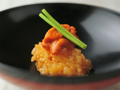 磯の香りがまろやかに広がる『〆　ウニ卵かけ御飯』