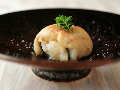 鮨職人による和食の技を堪能する『鰻の飯蒸し』