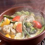 10種の野菜を味わう『フリッツァ風バーニャカウダ』も名物。ディップタイプが多い中、こちらはアンチョビソースのスープで野菜を煮込む新しいタイプです。フォカッチャを浸し素材の旨みを堪能する楽しみもあります。