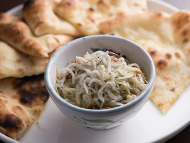 ピザ生地をシンプルにオリーブオイルで焼き上げた『愛媛県産しらすのフォカッチャ添え』