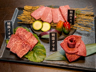 赤身肉と合わせて味わいたい、赤ワインや日本酒を取り揃え