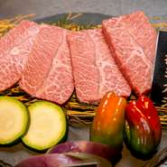 「有田牛」の赤身肉、それも産まず雌牛の赤身肉だけを提供している【旻晁の昊】。独自配合の飼料を与え、ストレスなくのびのびと育てられた「有田牛」は、あっさりとした上質な味わいが特徴です。

