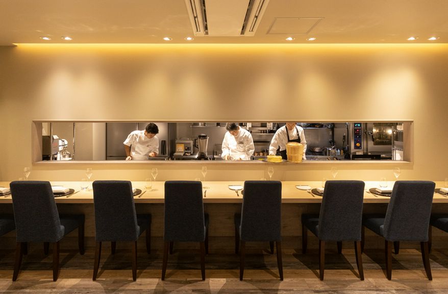 オープンキッチン前のカウンターなら、シェフとの会話も弾む