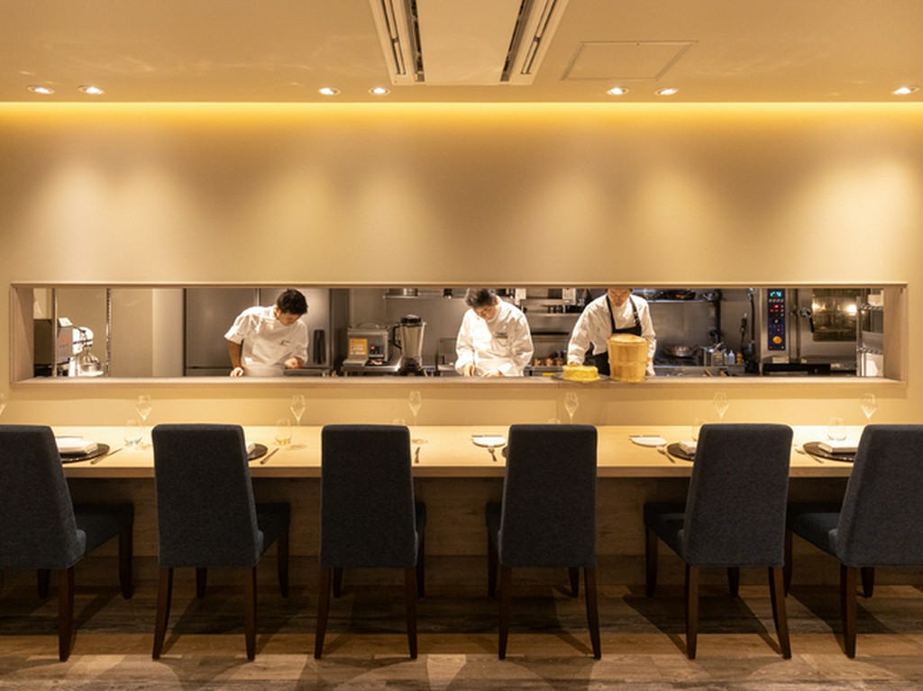 オープンキッチン前のカウンターなら、シェフとの会話も弾む