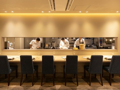 オープンキッチン前のカウンターなら、シェフとの会話も弾む