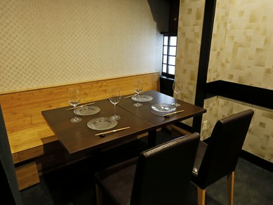 和モダンの内装が美しい、落ち着いて憩える個室・半個室をご用意