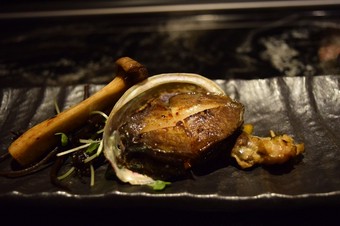柔らかくて甘い身の美味しさ×新鮮な肝が絶品『鮑の鉄板焼』