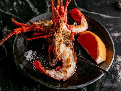 甘い・旨い・ボリューミー！　至福の贅沢『伊勢海老の鉄板焼』