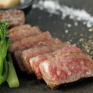 熊本の大自然が生む銘柄牛「黒樺牛」の華やかな風味と濃厚な旨みを堪能できる一皿。最高級の黒毛和牛でありつつ、あまり知られていない銘柄なので、高コスパなのも魅力。圧倒的な美味しさ、きれいな余韻をお約束。