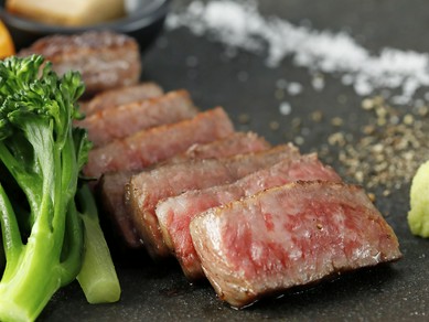お肉好きに捧げる極上の一皿『黒樺牛のサーロインステーキ』　100g