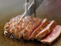 活伊勢海老の鉄板焼き＆最高級黒毛和牛の黒樺牛サーロインステーキの肉と魚介どちらもお楽しみ頂けます。