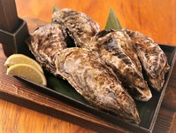 ぷりっぷりの食感と芳醇な風味が口いっぱいに広がる『北海道産厚岸産焼牡蠣2個』