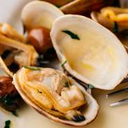 「旬の美味しい食材」にこだわり、毎日厳選仕入れ。全国各地の海で獲れた魚介のイタリア料理は、どれも格別の味わいです。野菜は自然栽培のフレッシュなものを取り入れているので、素材本来の濃い味を堪能できます。