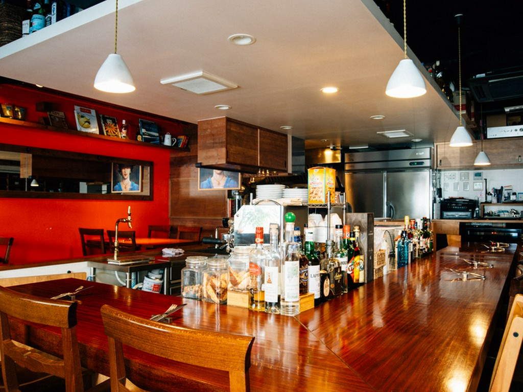 ライブ感あるオープンキッチンのカウンターで過ごす気ままな時間