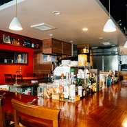 目の前で調理する様を眺めながら、ワインとチーズを楽しむおひとり様の“プレミアムタイム”はいかが。誰にも気づかうことなく、美酒佳肴を味わう贅沢なひと時。シェフとの会話も楽しみながら、気分よく過ごせます。