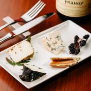 その時々のオススメチーズを4種類盛り付け。中々お目にかかれない珍しいチーズにありつけることもあり、新しい発見もできそうです。