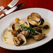 あさりの旨味とオリーブの相性抜群の一品。ワインと合わせて味わうのがオススメです。大ぶりあさりの濃厚な味わいと、ほのかに香るハーブが決め手。おひとり様でもシェアしても楽しめるひと皿です。