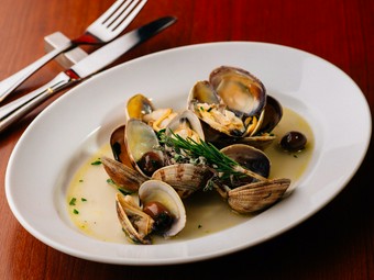 あさりの旨みたっぷり。シェフオリジナルの一品『アサリのブリッタ』
