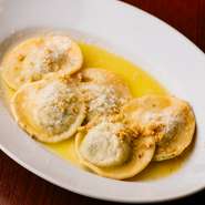 イタリア語で「小さな帽子」という意味のパスタ。清乳原料で低脂肪かつコクのあるリコッタチーズが、ほうれん草とパスタをまとめています。モチモチとした食感で、満足感がありながら、さっぱり味わえる一品です。