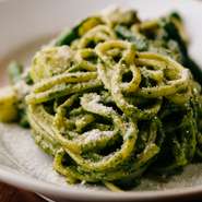 ジェノバのリグーリアの郷土料理『ジェノベーゼ』。香り高いバジル、松の実、パルミジャーノを使用した、本格的な味わいを堪能できます。隠し味のニンニクが食欲をそそる、この店のスペシャリテです。