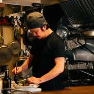 通い詰めても飽きない日替わり食材と料理。壁一面にストックされたワインは圧巻です。香りや味へのこだわりはもちろん、食材の魅せ方、盛り付けにも注目。オリジナリティ感じる“ココだけの味”で笑顔になれます。