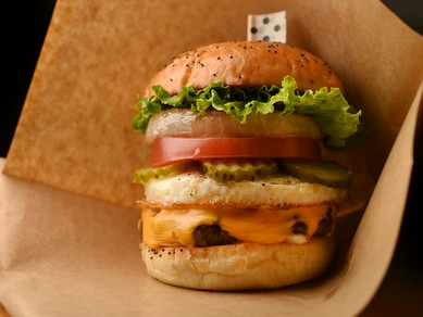 手づくりならではの味を堪能『熊野牛チーズDXバーガー』