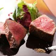 城崎町内で但馬牛熟成肉を食べられるのは【Ricca】だけ。熟成肉の名門・京都「中勢以」で長期熟成をかけた最上質肉を使用。まさに芸術的な旨さです。2種の部位150gの皿が付くランチが14000円（＋税）。