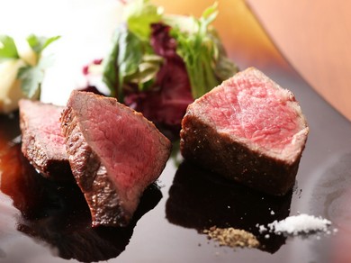 至福！　ロース＆赤身の食べ比べが評判『但馬牛熟成肉ステーキ』