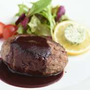 但馬牛＆熟成但馬牛の端材を巧みに使い、100％但馬牛の極上ハンバーグに。地元産有機玉ねぎを飴色になるまで炒めたつなぎ、久美浜産の塩、黒胡椒が名脇役に。『ベーシックスランチ』でどうぞ。