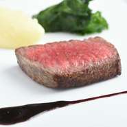 2ヶ月以上長期熟成した最上質の但馬牛熟成肉。薫り高い上品な味わいと、噛むほどに滲み出る熟成肉の旨味を、心ゆくまでご堪能ください。