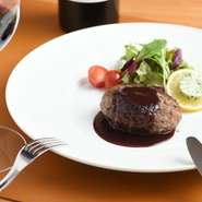 但馬牛＆熟成但馬牛の端材を巧みに使い、100％但馬牛の極上ハンバーグに。地元産有機玉ねぎを飴色になるまで炒めたつなぎ、久美浜産の塩、黒胡椒が名脇役に。『但馬牛ハンバーグステーキコース』などでどうぞ。