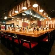 店内中央には広めのカウンター席があり、活気にあふれた雰囲気と臨場感が人気です。お酒が好きな方はもちろん、季節の食材を取り入れたおばんざいや『酵素ジュース』を目当てに来店する女性も多数。