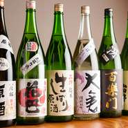 奈良に現存する30の酒蔵全てから厳選した日本酒が勢揃い。定期的に入れ替えがあるので、訪れるたびに新しい一杯と出合えます。ポイントが貯まると1杯サービスしてもらえる「蔵めぐりスタンプカード」も好評です。