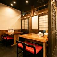 新しい出会いや門出のお祝いに、様々な味わいの奈良の地酒で乾杯。個室風テーブル席の4つの卓をつなげれば、16名様用の個室として利用できます。落ち着いた空間でゆったりと語り合える、癒やしの居酒屋です。