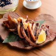酒粕と西京味噌に漬け込み、味をしみ込ませてから焼いたイカのおつまみです。こんがりと焼けた味噌の香りが食欲をそそり、日本酒との相性も抜群！　本店でも長年人気を誇っていた料理長オリジナルメニューです。