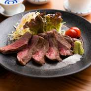 柔らかくジューシーに焼き上げた黒毛和牛のもも肉を、わさびや醤油、藻塩でいただきます。ほどよくサシの入った上質な肉を利益度外視で提供しているため、売り切れ必至。早めのオーダーがおすすめです。