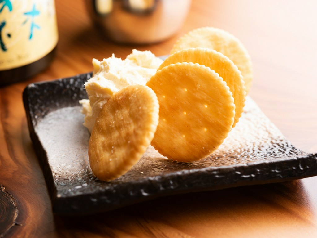 まったりとしたコクと芳醇な香りがたまらない『風の森の酒粕クリームチーズ＆クラッカー』