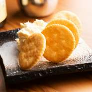 純米酒『風の森』の酒粕とクリームチーズにレモンとはちみつを加え、ワインのような味わいの日本酒のアテに合うおつまみに。酒粕のような、チーズのような、さっぱりとしたレモンの風味が癖になる一品です。