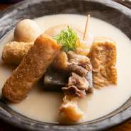 日本酒専門店ならではの、酒粕を使った出汁が特徴のおでん。ちくわ、牛スジなど定番の具材に酒粕がしっかりしみ込んでいます。長時間煮込んだ大根が特に人気。たっぷりのつゆまで飲めば、心も体も温まります。