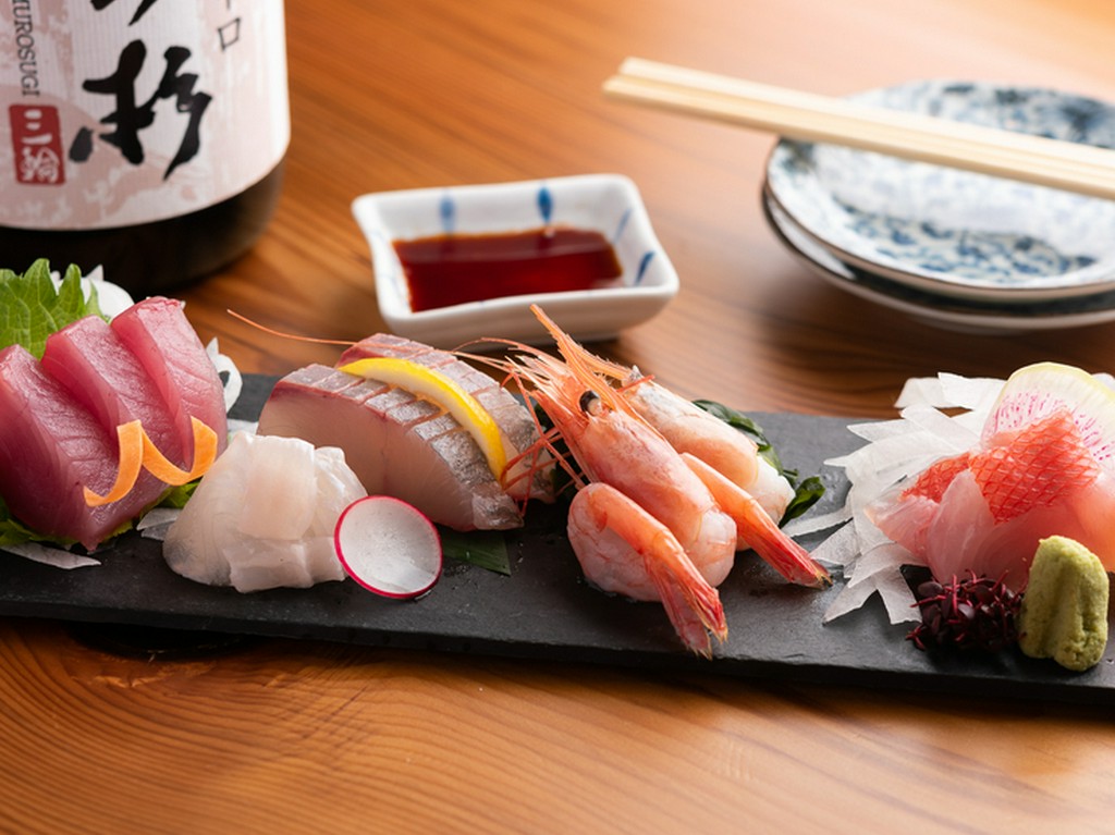 全国から直送仕入れする上質な旬の鮮魚。多彩な調理法を駆使