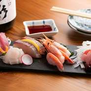 系列店のネットワークを生かし、良いものが産地直送で届きます。全て丸ごと仕入れて鱗取りから始め、美味しさを引き出す料理を工夫。焼霜やぼたん鱧などにすることもあります。写真はマグロ、キンメダイの炙りなど。