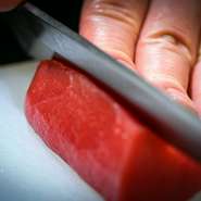 お客様に喜んでいただくことを第一に考えているという奥谷氏。その姿勢は、奈良の全ての酒蔵から揃えた地酒、オリジナリティあふれる料理、酒蔵をイメージした店舗など、店の随所に表れています。