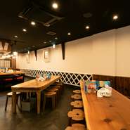 カウンター席で、料理人の手さばきを見ながら一献。奥の席で気の置けない仲間とワイワイやるのも、ショーケースを見ながら30の酒蔵の地酒を飲み比べるのも楽しい、様々なシチュエーションにぴったりの居酒屋です。