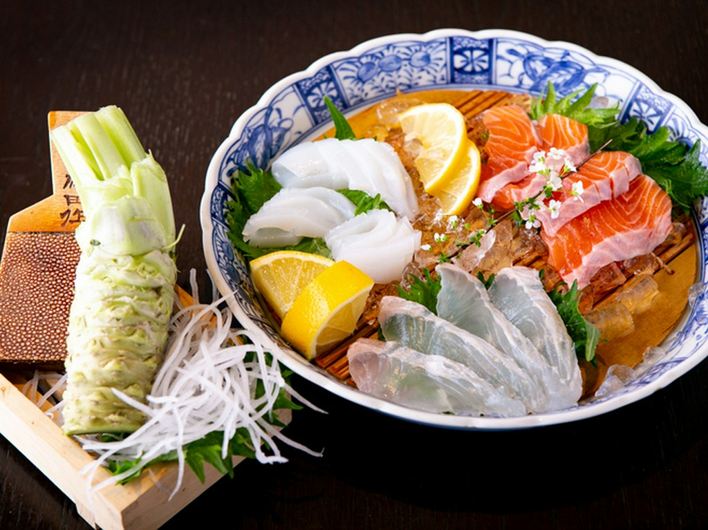 擦りたてのわさびの清涼感溢れる香りに、期待が膨らむ