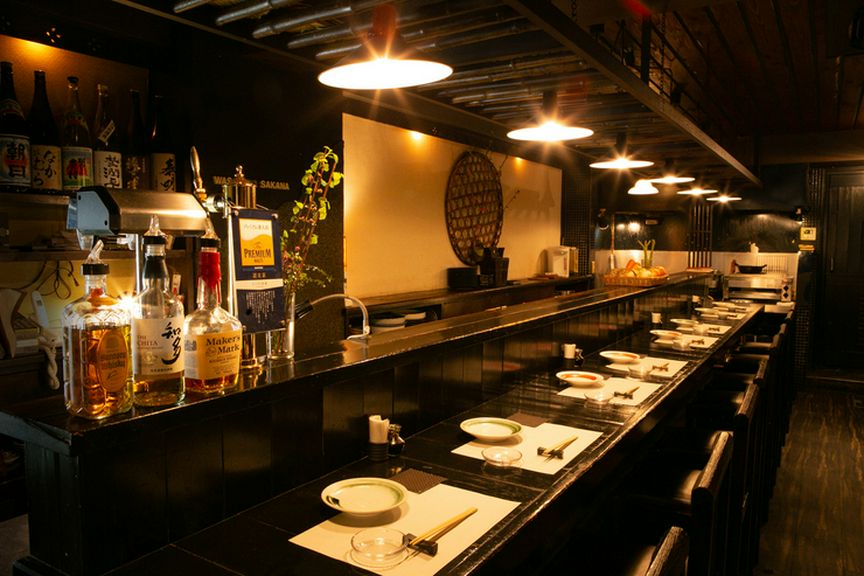 カウンター席で1人の時間を満喫。思い思いの楽しみ方で過ごせる