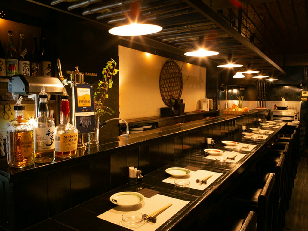 カウンター席で1人の時間を満喫。思い思いの楽しみ方で過ごせる