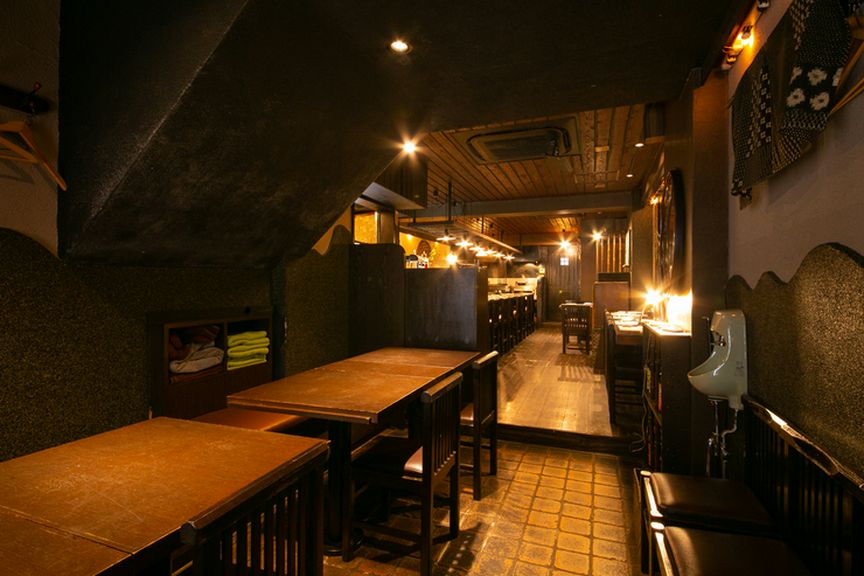 シックで落ち着いた古民家風の内装が、和やかな雰囲気を演出