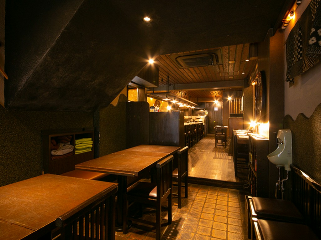 シックで落ち着いた古民家風の内装が、和やかな雰囲気を演出