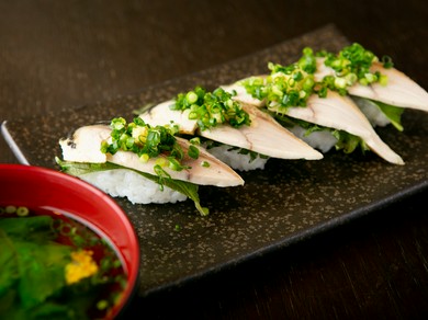 酢がしっかり馴染み、さばの上品な味わいを引き出した『炙りさば寿司』